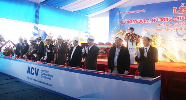 Đầu tư 500 tỷ đồng nâng cấp sân bay Phù Cát Lãnh đạo các bộ, ngành ân nút khởi công dự án.