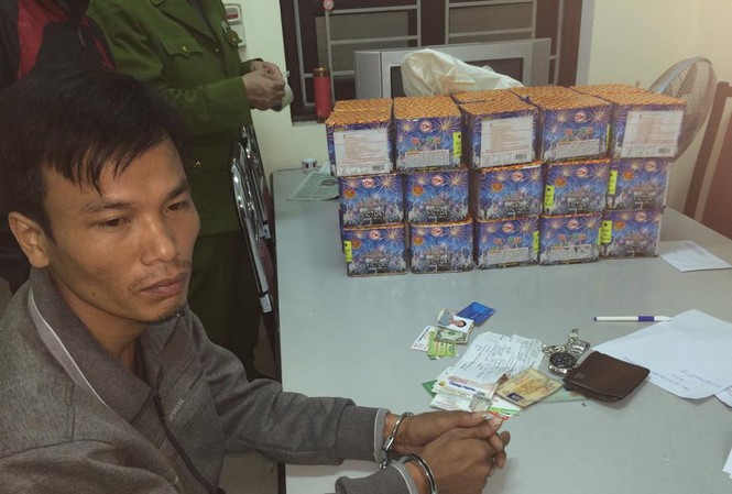 Bắt gần 2 tạ pháo lậu Đối tượng buôn pháo lậu và tang vật do Đội 5, Phòng PC46 CA Nghệ An bắt giữ.