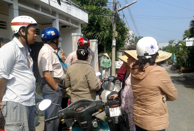 Cháy nhà lúc rạng sáng, cụ ông 96 tuổi tử vong Nhiều người dân hiếu kỳ tập trung theo dõi vụ việc.