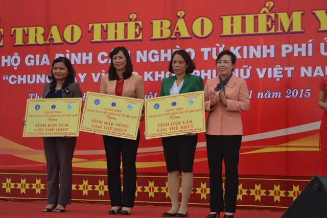 10 nghìn thẻ bảo hiểm y tế đến với hộ cận nghèo Tây Nguyên Bộ trưởng Y tế Nguyễn Thị Kim Tiến trao thẻ cho lãnh đạo các tỉnh Tây Nguyên.