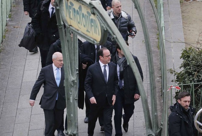 Lãnh đạo thế giới đồng loạt lên án vụ xả súng chấn động Pháp Tổng thống Pháp Hollande tại hiện trường