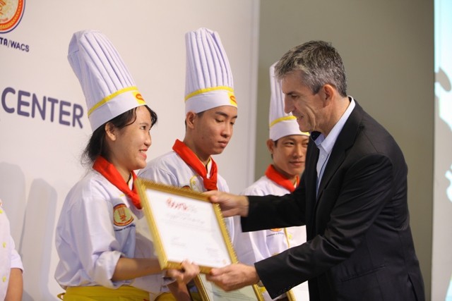 Nestlé Professional triển khai chương trình 'Bếp trẻ tài năng Việt Nam' Ông Deniau Laurent, Giám đốc kinh doanh bộ phận Nestlé Professional trao bằng chứng nhận cho nữ đầu bếp trẻ