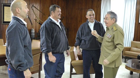Chuyện về 5 chiến sĩ tình báo Cuba trong nhóm 'Ong vò vẽ' Chủ tịch Raul Castro trò chuyện cùng Gerardo Hernnández, Antonio Guerrero và Ramón Labaino. Ảnh: Reuters.