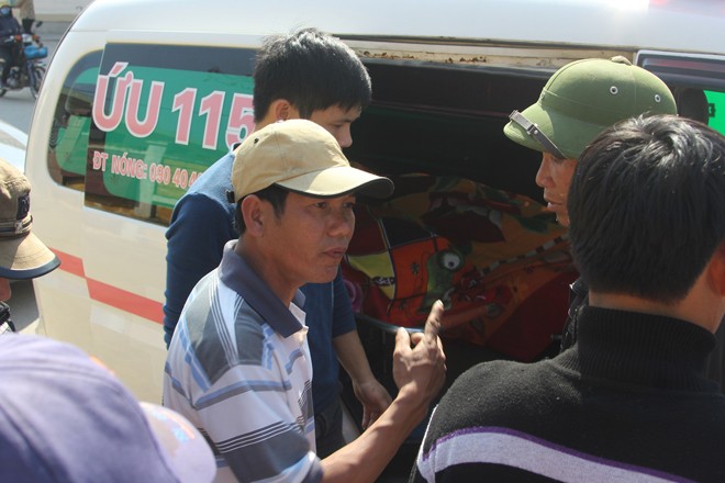Ăn ốc lạ, 3 ngư dân tử vong Người thân đau đớn nhận thi thể ba nạn nhân đưa về quê mai táng.