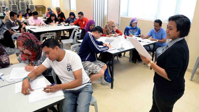 Singapore: Phụ huynh đổ xô đi học lại toán tiểu học Các bậc phụ huynh tham gia một lớp học thêm toán tiểu học tại Nhà thờ Hồi giáo Muhajirin. (Ảnh: TNP)