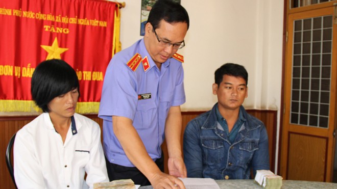 “7 ông Chấn ở Sóc Trăng” được bồi thường gần 500 triệu -Đại diện VKSND tỉnh Sóc Trăng chi trả tiền bồi thường cho Sóc và Đỡ.
