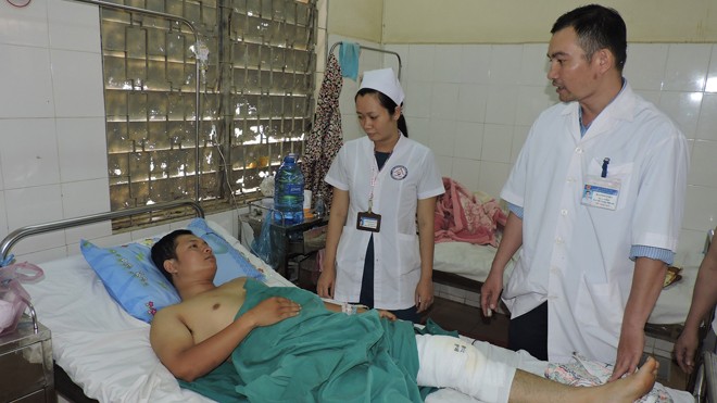 Vận động kẻ tấn công vỡ xương bánh chè CSGT ra đầu thú Thượng úy Chinh với vết thương ở đầu gối bên trái