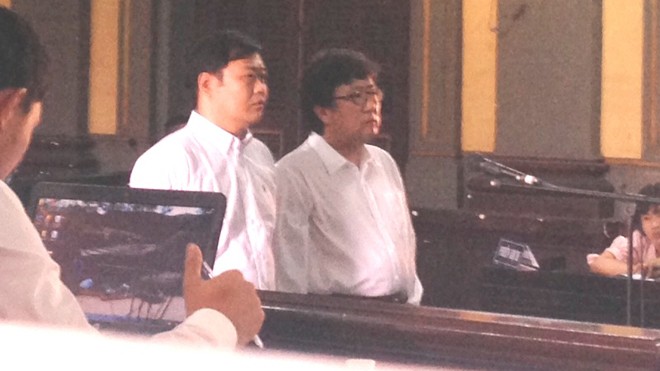 Hai người Hàn Quốc vào Việt Nam làm ăn rồi… ‘tự xử’ nhau Hai bị cáo là người Hàn Quốc tại tòa. Ảnh: Tân Châu
