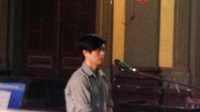 Kẻ vào tù, người nhập viện vì 1 triệu đồng tiền điện Nguyễn Thế Lam tại phiên tòa ngày 5/10. Ảnh: Tân Châu