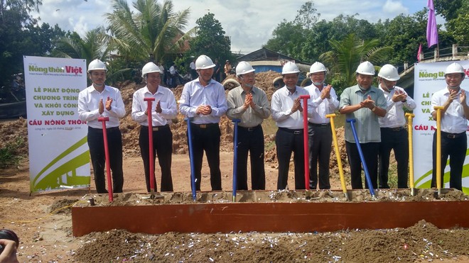 53 cây cầu, cống đến với vùng nông thôn Nguyên Chủ tịch nước Trương Tấn Sang và các đơn vị làm lễ khởi công cây cầ nông thôn đầu tiên ở Long An.