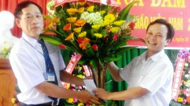 Bốn Ông Nguyễn Mạnh Hùng (bìa phải), Chủ tịch huyện A Lưới, có anh “cột chèo” làm Bí thư Huyện ủy
