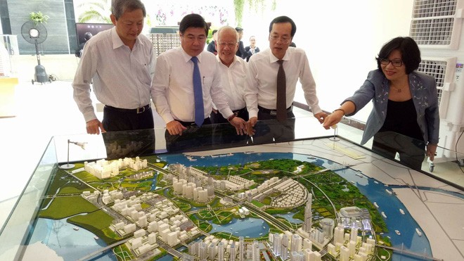 TPHCM muốn cơ chế đặc thù để chỉnh trang đô thị Lãnh đạo UBND TP và Bộ Xây dựng tham quan mô hình chỉnh trang đô thị TP
