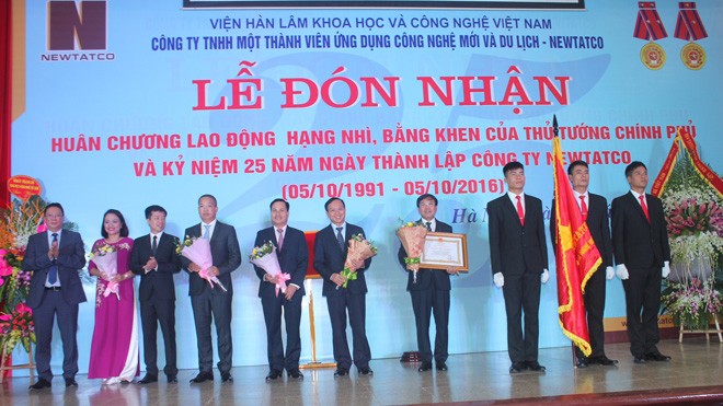Newtatco nhận Huân chương lao động hạng Nhì Ban lãnh đạo Newtatco nhận Huân chương Lao động hạng Nhì