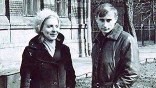 Bức ảnh ít biết chụp Putin thời trẻ gây bão mạng Tổng thống Putin thời trẻ.