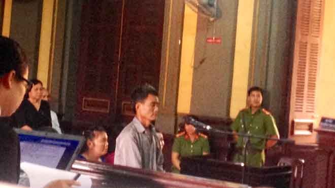 Bảo vệ lâm trường bắn chết người rồi trốn nã suốt 23 năm Lê Văn Đại tại phiên tòa hôm nay 14/10. Ảnh: Tân Châu