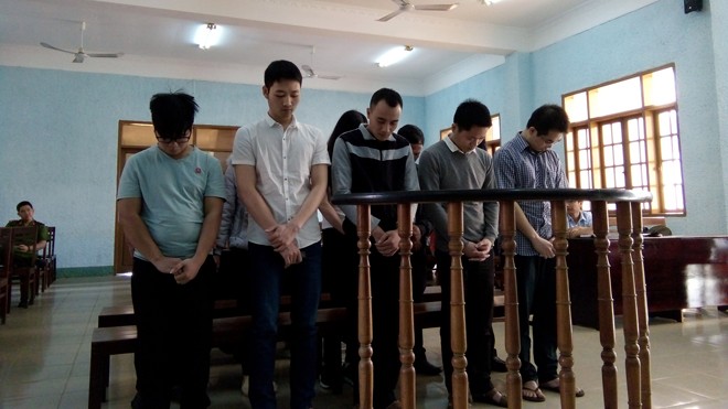 10 người lãnh án vì làm chứng chỉ giả quy mô toàn quốc Ảnh các bị cáo tại phiên tòa sơ thẩm và những người có liên quan