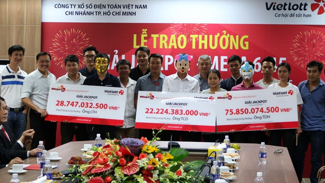 Đợi ngày Thần tài đem vé Vietlott ra so trúng hơn 28 tỷ Lần đầu tiên có 3 người trúng Jackpot - Mega 6/45 ở 3 kỳ quay số mở thưởng khác nhau cùng lên nhận giải trong 1 ngày.