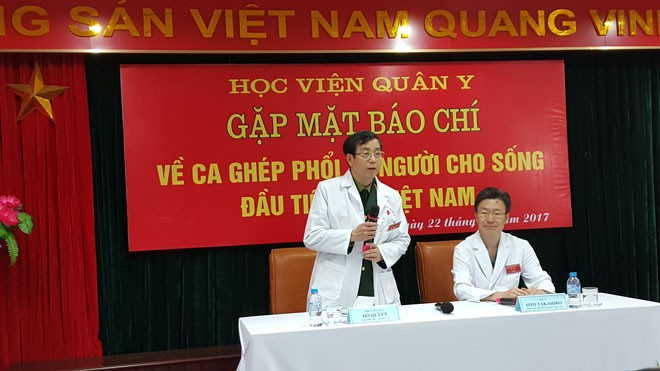Tiết lộ bất ngờ về ca ghép phổi đầu tiên ở Việt Nam GS Đỗ Quyết - GĐ HV Quân y (bên trái) và Ông Oto Takahiro (Giám đốc Trung tâm ghép tạng Bệnh viện Đại học Okayama (bên phải) chia sẻ ca ghép phổi thành công trong sáng 22/2. Ảnh: ĐH