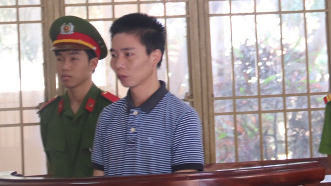 Bị đâm chết vì... nợ lương Bị cáo Trương Vĩnh Quốc tại tòa