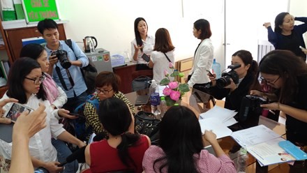 Tin hot giáo dục: Tin mới vụ bé lớp 1 nghi bị xâm hại ở trường Chị M.C (áo đỏ, quay lưng) đang làm việc với các phóng viên tại Hội Bảo vệ quyền trẻ em ngày 13/3.