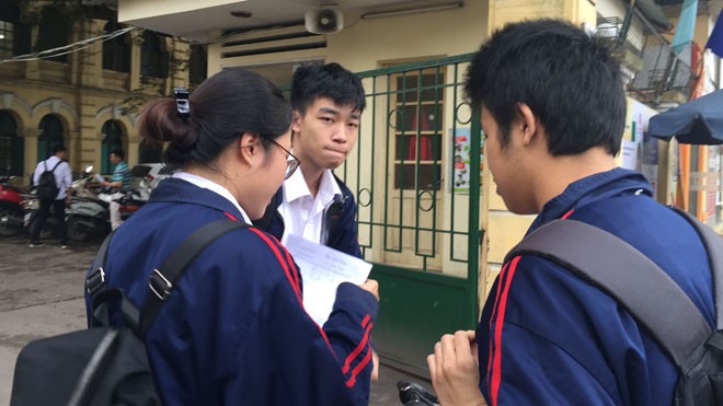 Đề thi thử Toán: Giáo viên, học sinh “than”… khó Nhiều thí sinh ra khỏi phòng thi môn Toán đều than khó. (Ảnh chụp tại trường THPT Việt Đức chiều 20/3, Hà Nội).