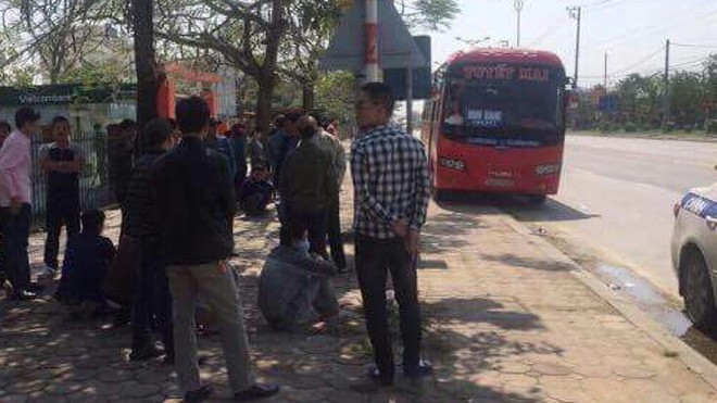 Kinh hãi xe khách 29 chỗ 'nhồi'... 82 người ở Quảng Ninh Hành khách trên chiếc xe chở gấp 3 lần quy định sau đó đã được bố trí phương tiện khác để tiếp tục hành trình (ảnh CTV)
