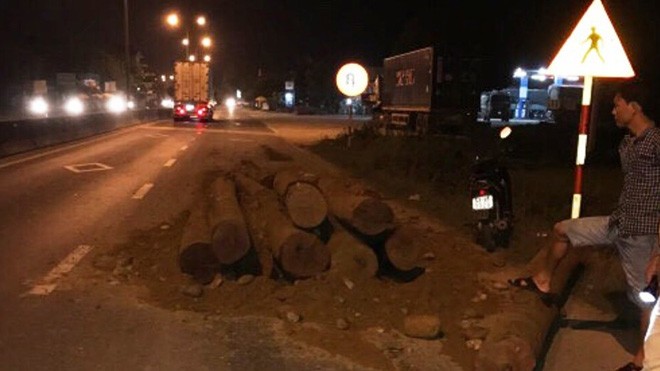 Bị CSGT kiểm tra, tài xế đổ gỗ lậu xuống đường rồi tẩu thoát Sau khi đổ toàn bộ số gỗ trên xe xuống đường, gây cản trở giao thông, tài xế lái xe bỏ chạy.