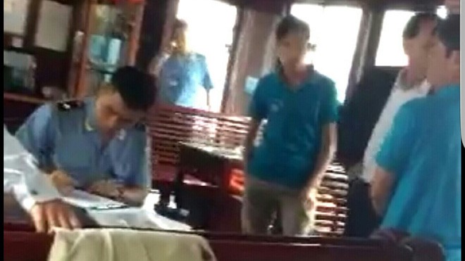 Du khách bị “giam lỏng” giữa vịnh Hạ Long Cán bộ của đội kiểm tra, xử lý trên vịnh Hạ Long làm gián đoạn hơn 1 tiếng tham quan của du khách. (ảnh cắt từ clip)