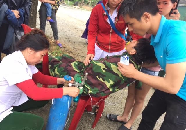 Vụ lật xe kinh hoàng tại Hà Tĩnh: Mẹ lấy thân che cho con Sơ cứu nạn nhân ở hiện trường.