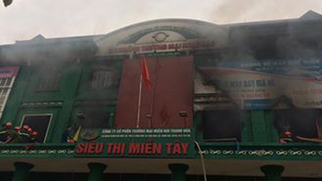 Siêu thị ở Thanh Hoá cháy lớn, hơn 100 người dập lửa Hình ảnh vụ cháy tại siêu thị Miền Tây.