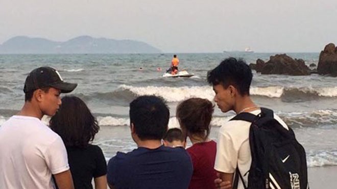 Tìm thấy thi thể nam sinh sau 3 ngày bị sóng cuốn mất tích Hiện trường vụ việc.