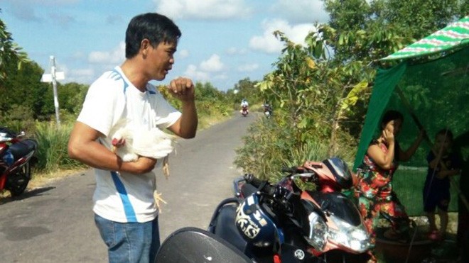 Nhóm trộm gà đánh công an viên nhập viện Ông Đức với con gà giành lại được từ bọn trộm