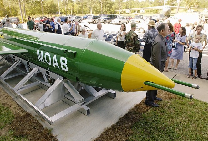 Nhà Trắng lên tiếng việc Mỹ thả 'mẹ của các loại bom' xuống Afghanistan Bom MOAB được thiết kế để tiêu diệt các cụm mục tiêu
ảnh: Reuters