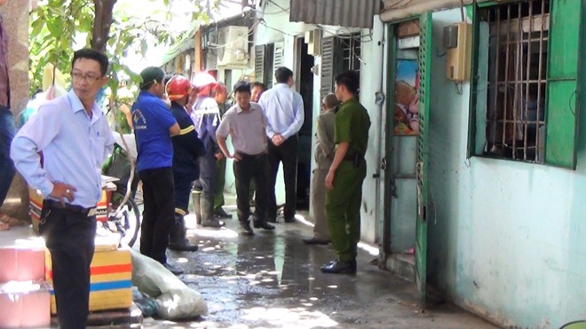 Người phụ nữ tử vong sau tiếng nổ lớn trong phòng trọ Lực lượng chức năng điều tra vụ việc.