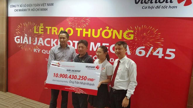 Lần đầu người nhận giải Vietlott không che mặt, công khai tên Anh Khánh nhận giải Vietlott trên 10 tỷ đồng công khai