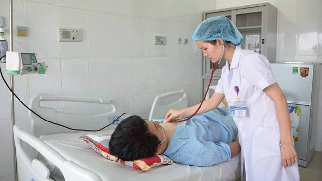 Cứu sống bệnh nhân ngoại quốc bị nhồi máu cơ tim cấp Bác sỹ Bệnh viện HNĐK Nghệ An thăm khám bệnh nhân Ming.