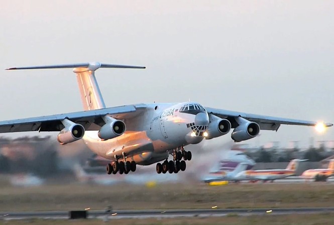 Máy bay tiếp dầu Il-78 ‘khủng’ cỡ nào? Máy bay tiếp dầu Il-78 ‘khủng’ cỡ nào?