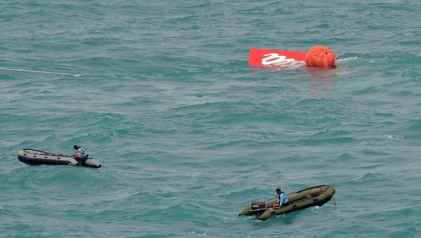 Đưa thành công đuôi máy bay QZ8501 lên mặt nước Lực lượng cứu hộ tại địa điểm trục vớt phần đuôi chiếc máy bay QZ8501 gặp nạn