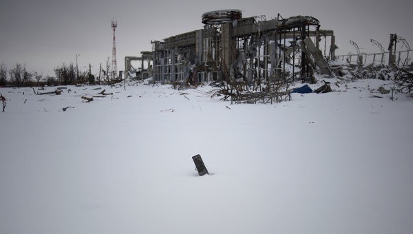 Xuất hiện súng trường M16 của Mỹ ở sân bay Donetsk? Sân bay Donetsk hoang tàn do các cuộc xung đột