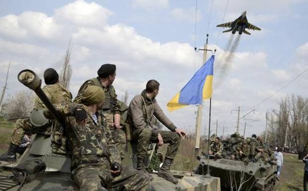 Đoàn xe tăng dài 3km tiến về phía quân đội Ukraine Đoàn xe tăng dài 3km tiến về phía quân đội Ukraine