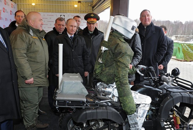Robot Avatar trổ tài lái xe, bắn súng khi gặp ông Putin Tổng thống Nga Vladimir Putin quan sát các kỹ năng vận hành của robot chiến binh Avatar
