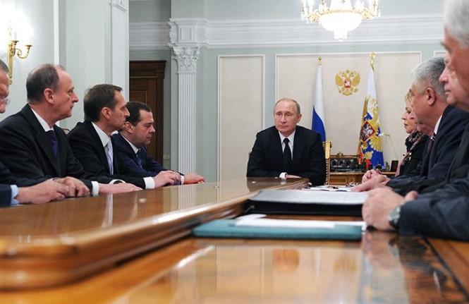 Ông Putin tưởng niệm nạn nhân bị pháo kích ở Donetsk Tổng thống Vladimir Putin chủ trì cuộc họp của Hội đồng An ninh Liên bang diễn ra hôm nay, 23/1.