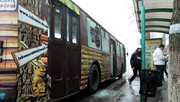 Donetsk lại hứng pháo kích, ít nhất 12 dân thường thiệt mạng Hiện trường xe điện bị pháo kích vào hôm nay, 30/1.