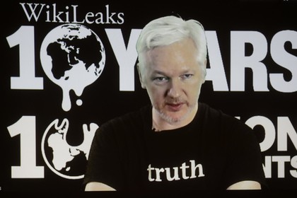 WikiLeaks tiết lộ thư điện tử liên quan tới bà Clinton Người sáng lập trang WikiLeaks, Julian Assange. Ảnh: AP