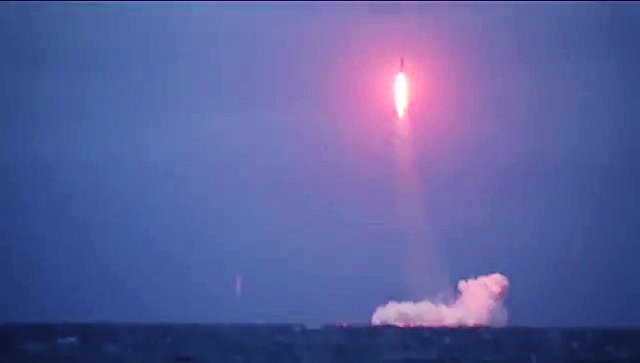 Tàu ngầm Nga khai hỏa tên lửa đạn đạo RSM-54 Sineva Ảnh: RIA Novosti