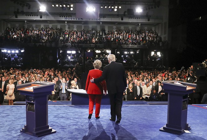Ông Trump tố bà Clinton dùng chất kích thích khi 'khẩu chiến' Ảnh: AP