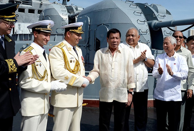 Tổng thống Philippines nói gì khi tới thăm chiến hạm Nga? Ảnh: Reuters
