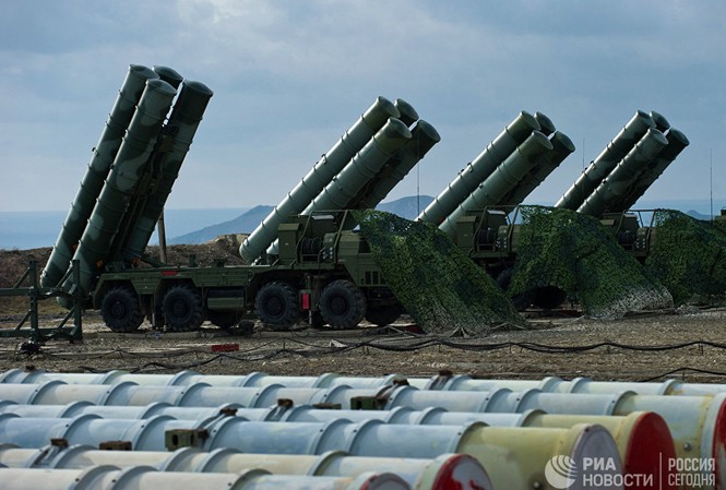 Cận cảnh ‘rồng lửa’ S-400 của Nga trấn giữ Crimea Cận cảnh ‘rồng lửa’ S-400 của Nga trấn giữ Crimea