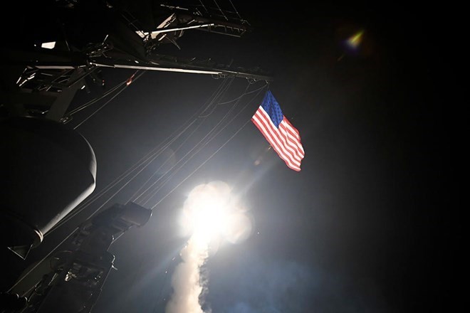 THẾ GIỚI 24H: Nga quan ngại về nguy cơ đụng độ với Mỹ tại Syria Mỹ tấn công tên lửa Syria. Ảnh: Reuters