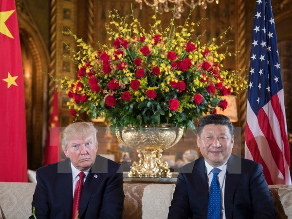 Thấy gì qua cuộc gặp thượng đỉnh Mỹ - Trung? Tổng thống Mỹ Donald Trump (phải) tiếp Chủ tịch Trung Quốc Tập Cận Bình (trái) tại khu nghỉ dưỡng Mar-a-Lago ở West Palm Beach, bang Florida ngày 6/4. (Nguồn: AFP/TTXVN)
